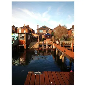 The Retreat, A Luxury Riverside & Garden Southampton